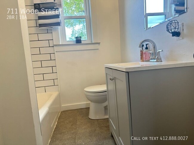 Building Photo - 711 Wood St