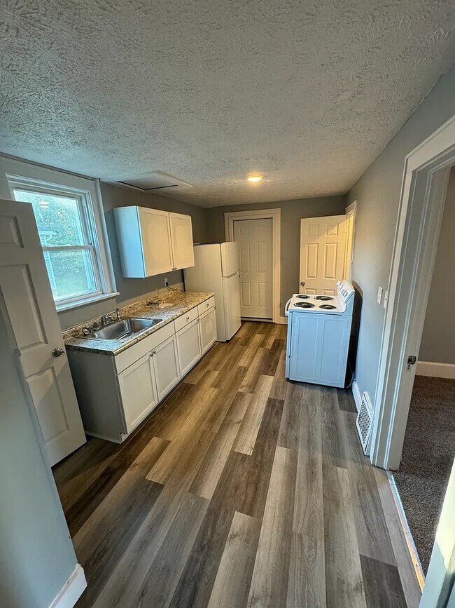 Building Photo - 3 Bed / 1.5 Bath – Front Porch, Garage & Large Backyard in Canton!