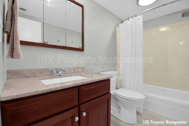 Building Photo - 911 Manor Ln