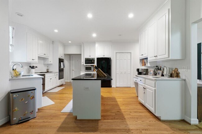 Building Photo - 5 Wildwood Ln