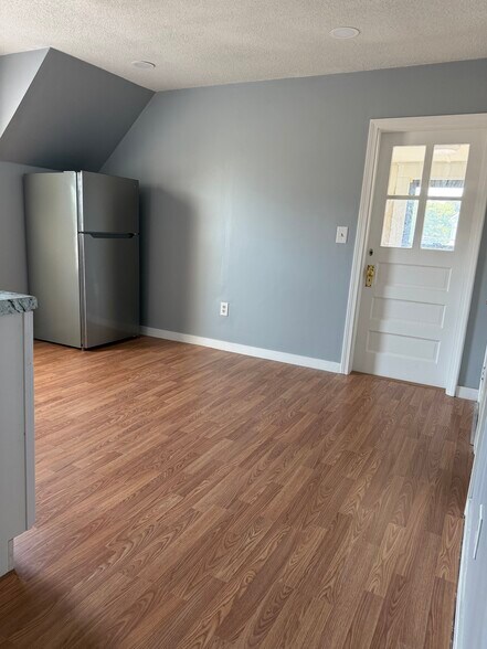 Kitchen - 24 Lake Ave