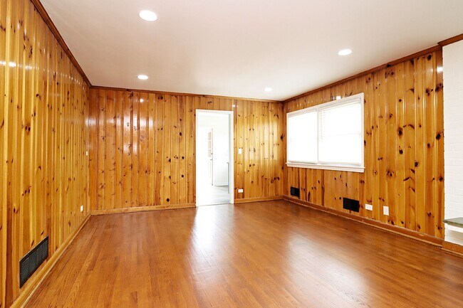 Building Photo - Newly Renovated One Level Downtown Residence