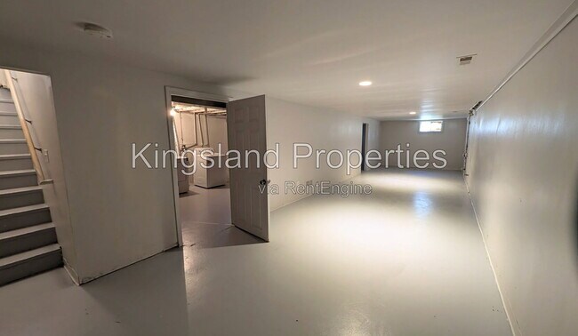 Building Photo - 272 Elmdale Dr