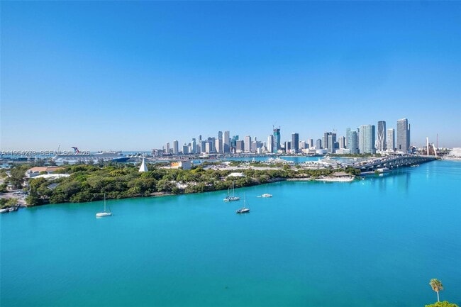 Building Photo - 1000 Venetian Way