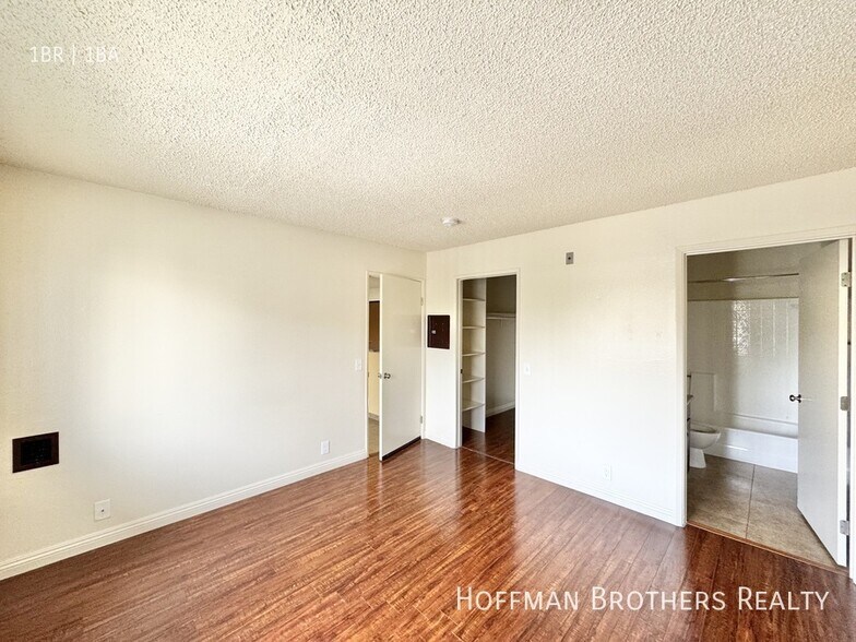 Building Photo - 15040 Vanowen St