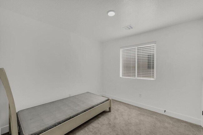 Building Photo - Stunning End-Unit in South Desert Townhomes