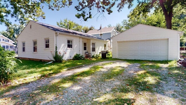 Building Photo - Home w/Yard & Garage