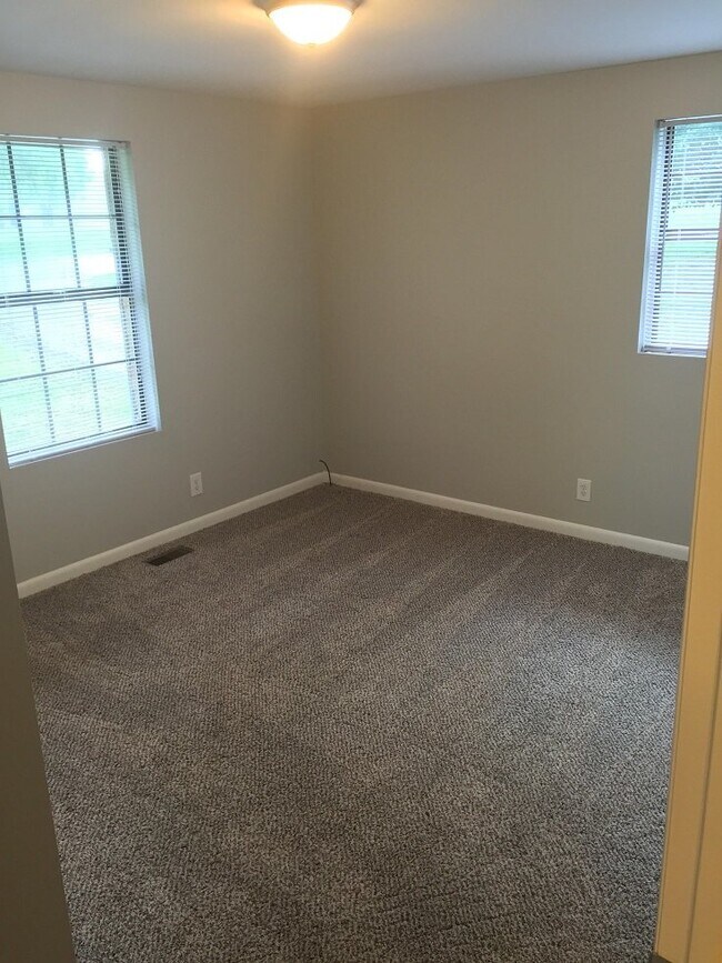 Building Photo - COMING SOON... Spacious 3R/1.5BA in Wilson...