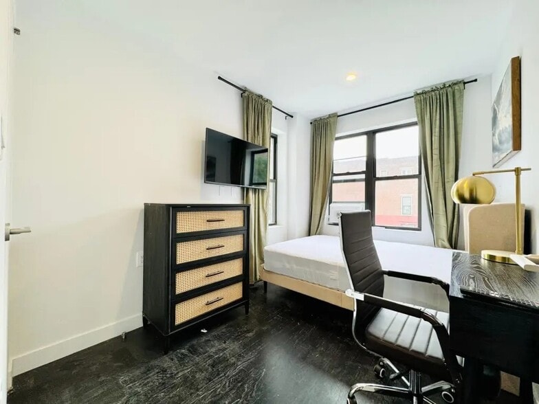 Building Photo - Furnished room/NOT APARTMENT