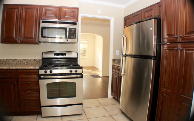 Building Photo - Charming 2BR/1BA House in OB W/ parking, W...