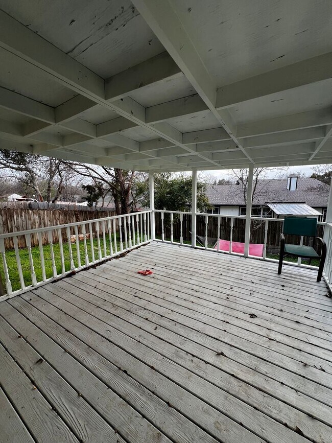 Building Photo - Great 3 bedroom, 2 bath available early August