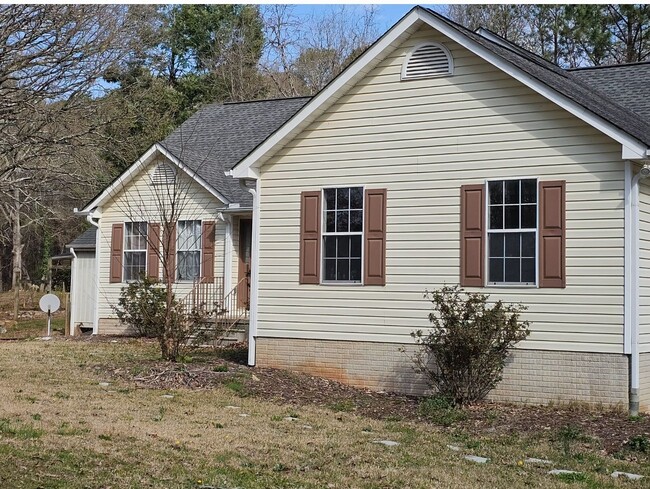 Building Photo - Welcome home to Stockbridge, 3BR, 2BA