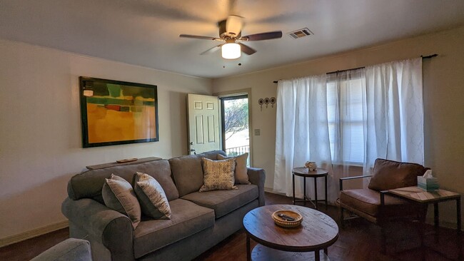 Building Photo - Furnished Corporate 2 Bed 1 Bath 1 Car Gar...