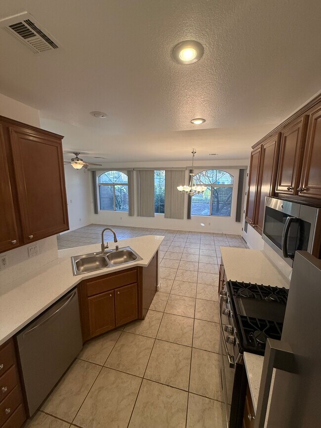 Building Photo - 985 Prestwick St