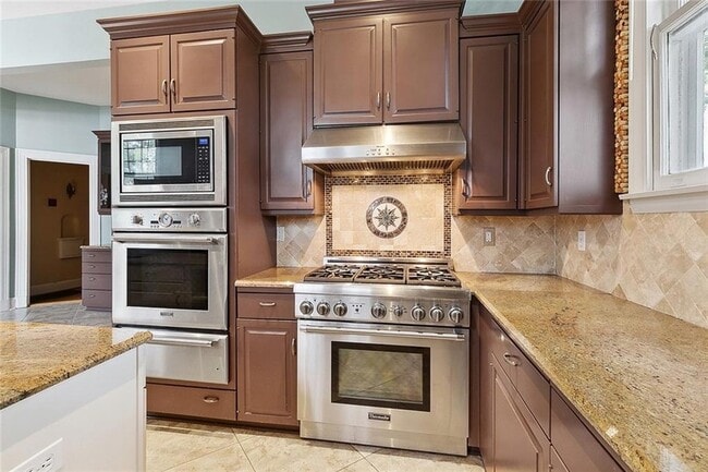 Building Photo - 30 Fontainebleau Dr