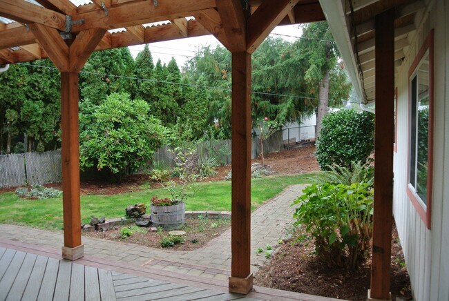 Building Photo - Spacious 4 bedroom 2 bath Home in North Al...