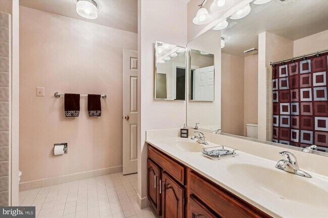 Building Photo - 9454 Newbridge Dr