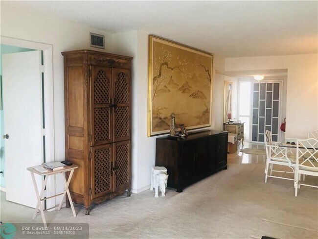 Building Photo - 1523 E Hillsboro Blvd