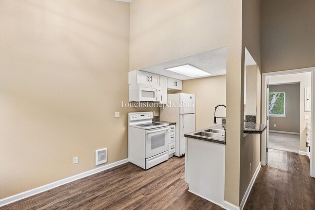Building Photo - Light Filled Clackamas Condo with Covered Balcony and Community Amenities