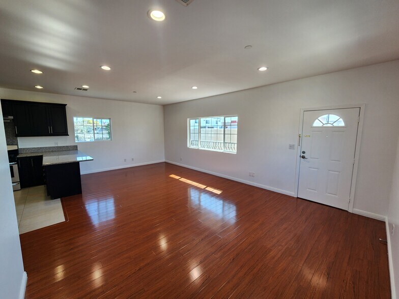 Building Photo - 1516 1/2 N Kingsley Dr