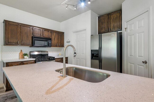 Building Photo - 13400 Rossello Dr