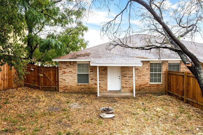 Building Photo - 2/2 Duplex in New Braunfels, Texas