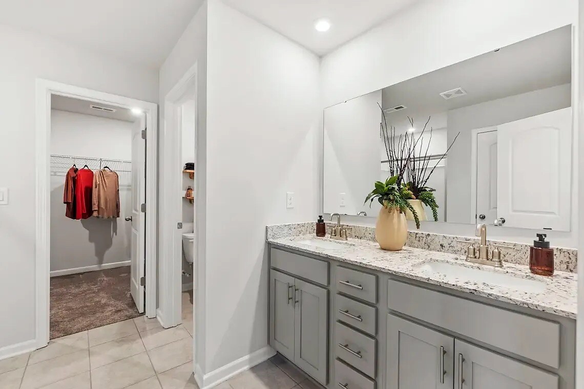 Building Photo - Room in House on Switchgrass Ct
