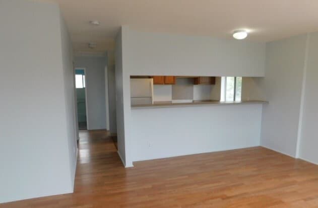 Building Photo - Five Bedroom Home