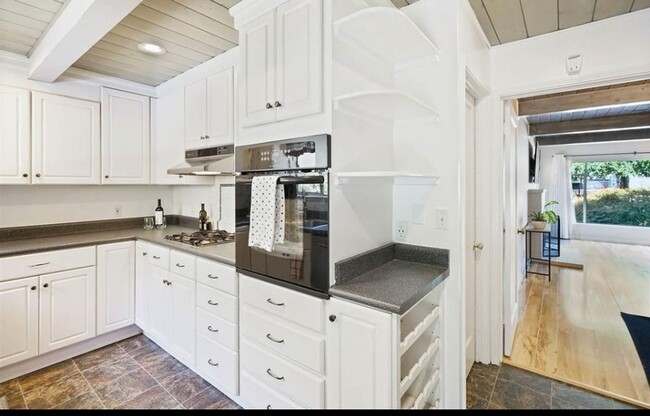 Building Photo - OPEN HOUSE Sunday, 5/4   2 - 4pm. Modern &...
