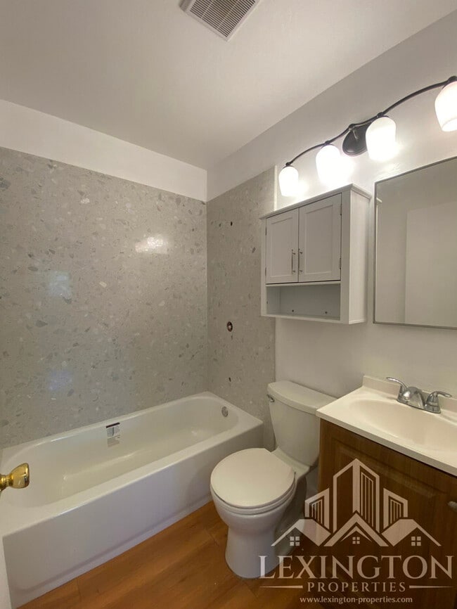 Building Photo - Spacious, 3BD/1BA, Home with Office in Car...