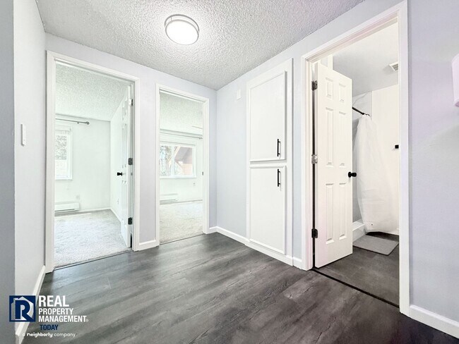 Building Photo - Freshly Updated Gig Harbor Townhome Near the Waterfront!
