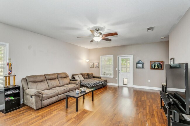 Building Photo - Four Bedroom with Outdoor Kitchen in Shalimar