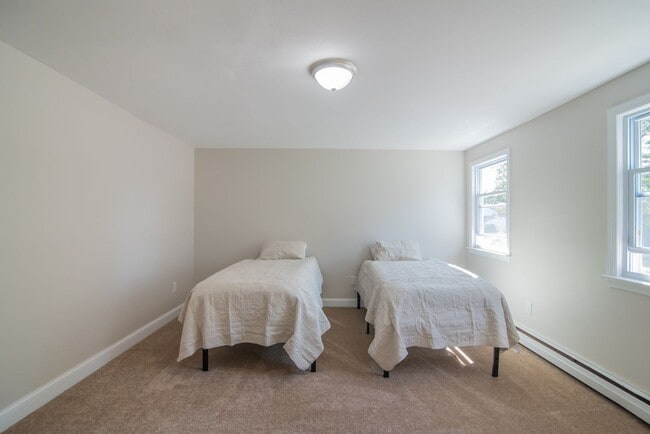 Building Photo - 11 Chatham St