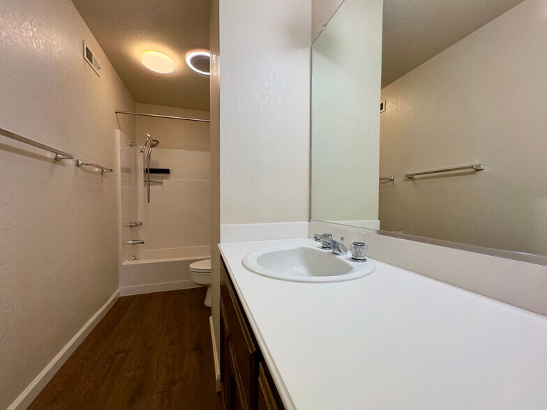 Building Photo - 2221 Pinehurst Way