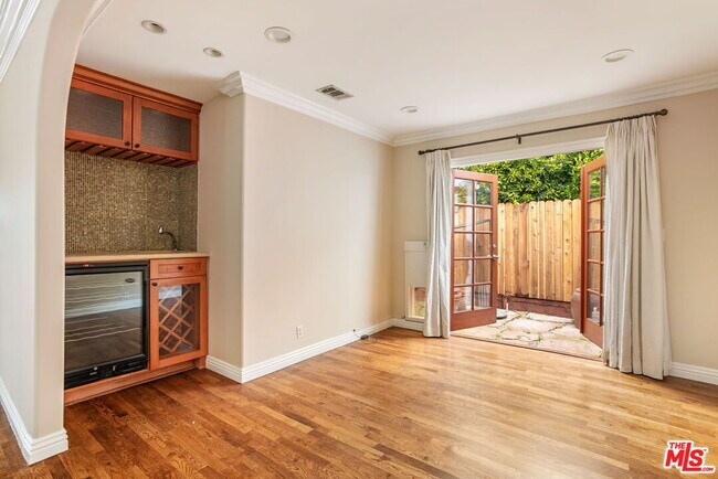 Building Photo - 1134 N Poinsettia Pl