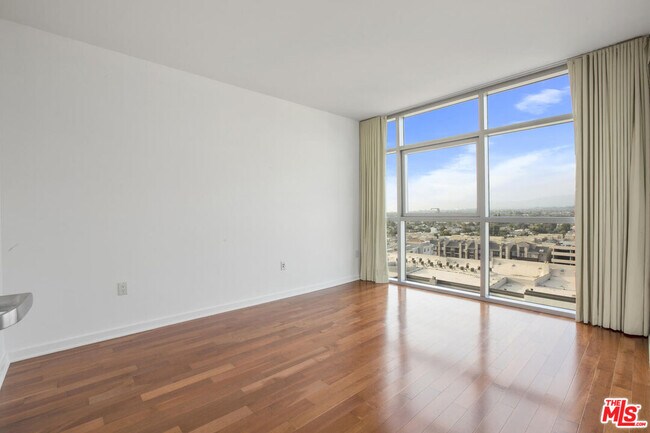 Building Photo - 13700 Marina Pointe Dr