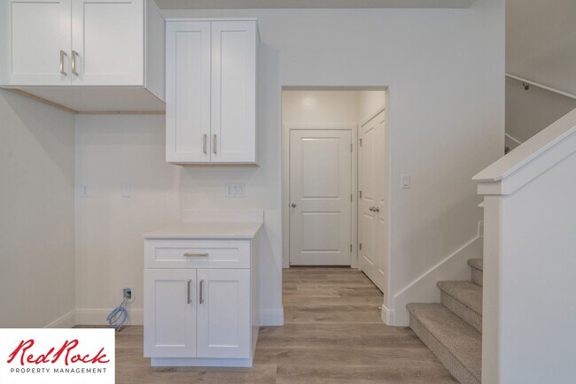 Building Photo - Stunning Spacious 3 Bedroom Unit