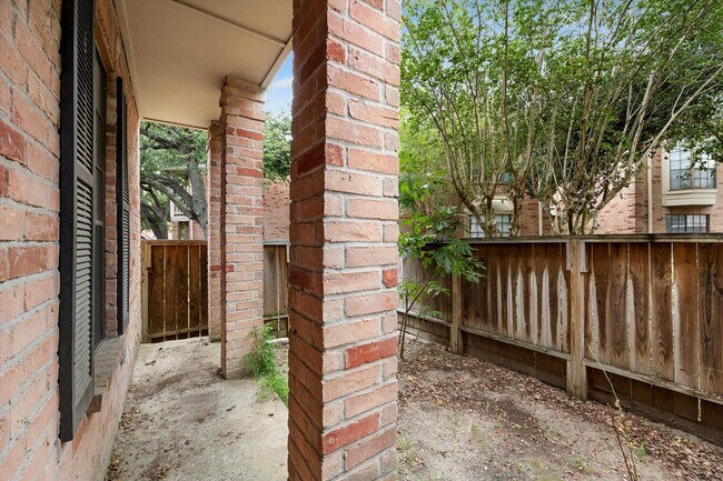 Building Photo - 2255 Braeswood Park Dr