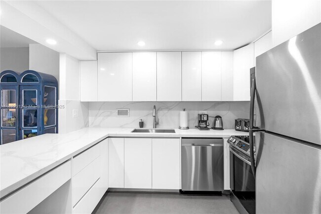 Building Photo - 2301 Collins Ave