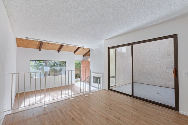 Building Photo - 10444 Canoga Ave