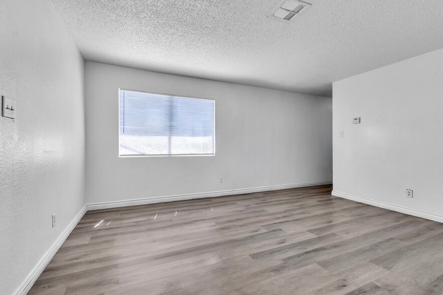 Building Photo - 2508 E Mesquite Ave
