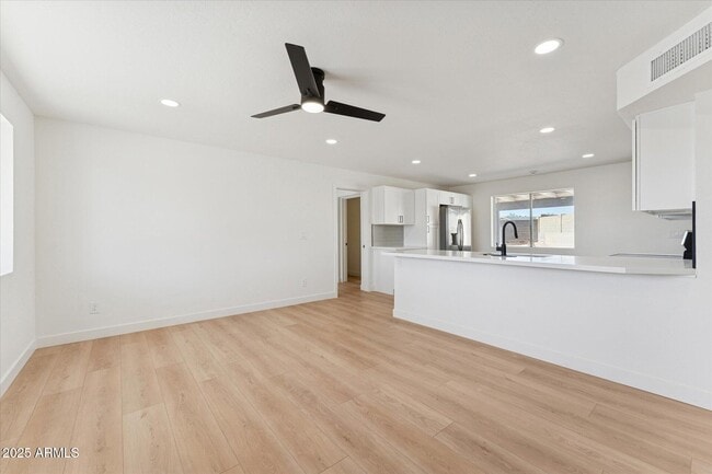 Building Photo - 9554 E Dallas St