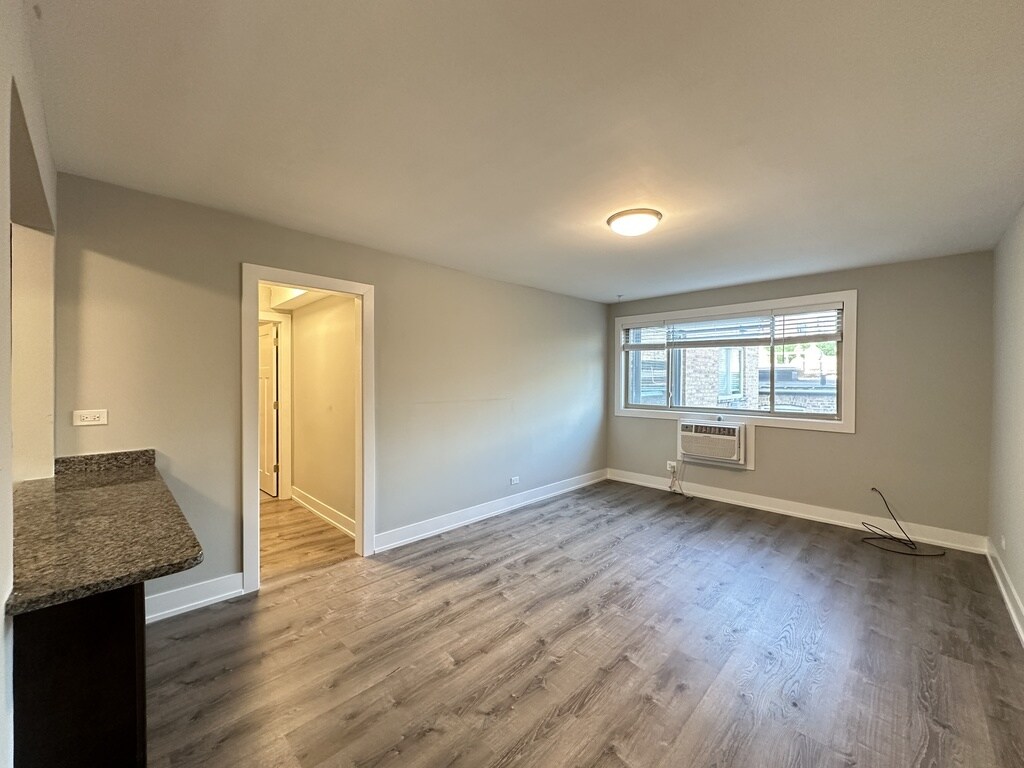 Building Photo - 533 W Surf St
