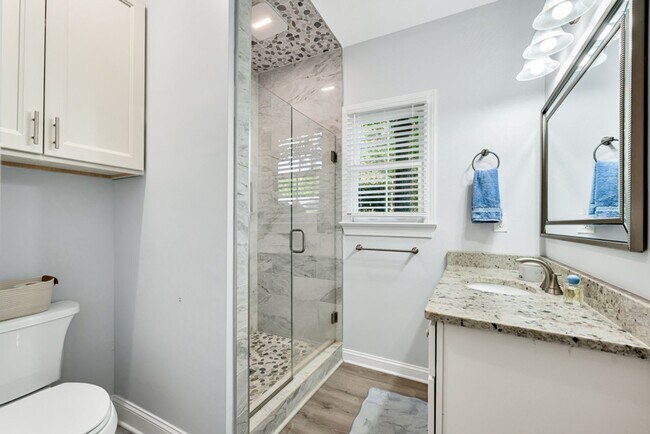 Building Photo - A rare estate-style rental in Thoroughgood
