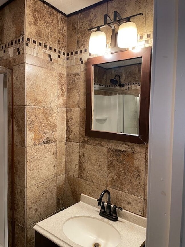 Building Photo - 2bd/1ba Bungalow Available Now!!