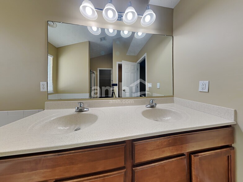 Building Photo - 5263 Summerset Dr