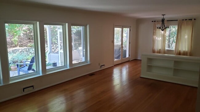 Building Photo - 3857 Land O Lakes Dr NE