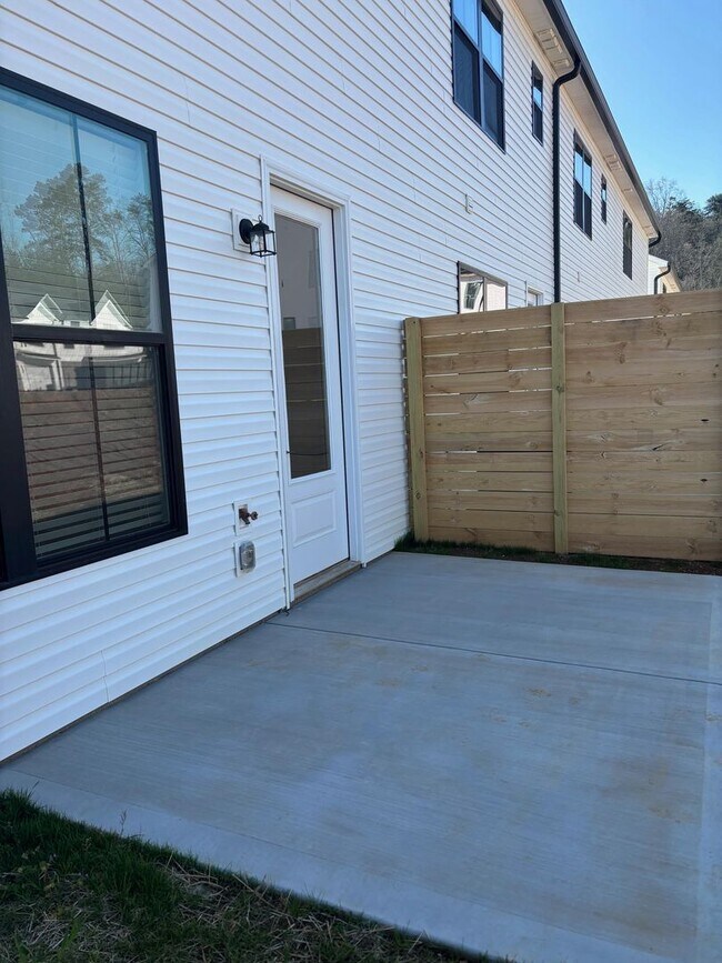 Building Photo - Knoxville 37920 - 3 bedroom 2.5 bath - cal...