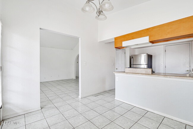 Building Photo - 3229 E Glen Dr