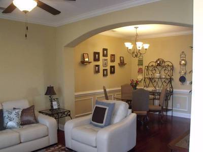 Building Photo - AVAILABLE EARLY APRIL 2026! (No Pets)